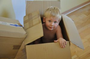 kinderen verzamelen, kind in doos